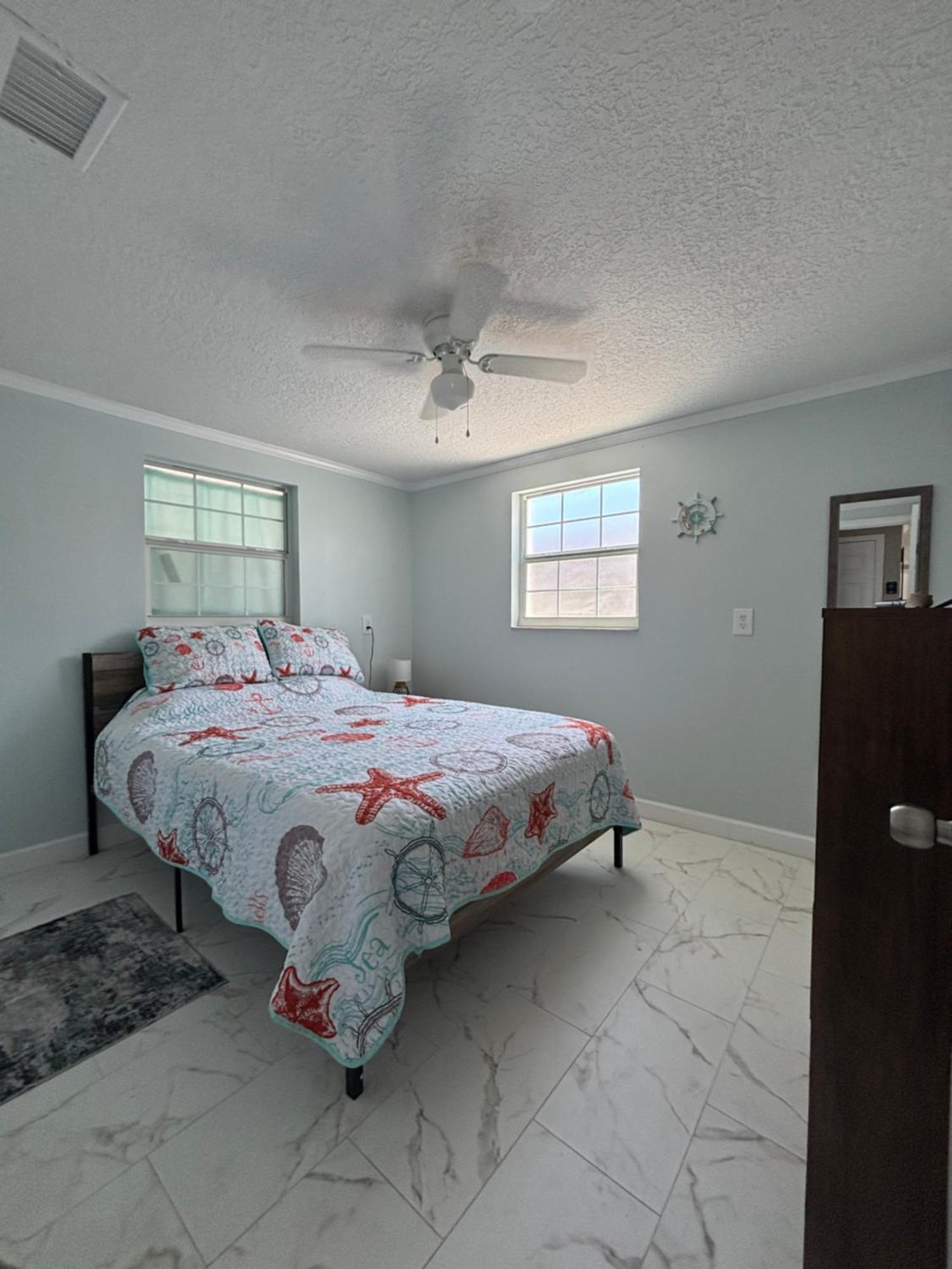 Gorgeous Seaside Seashell Cottage! Хъдзън Екстериор снимка